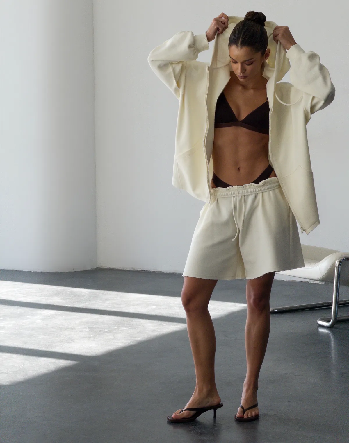 Комплект оверсайз зіпер з декоративними швами та шорти середньої довжини, вершкові - Фото 3