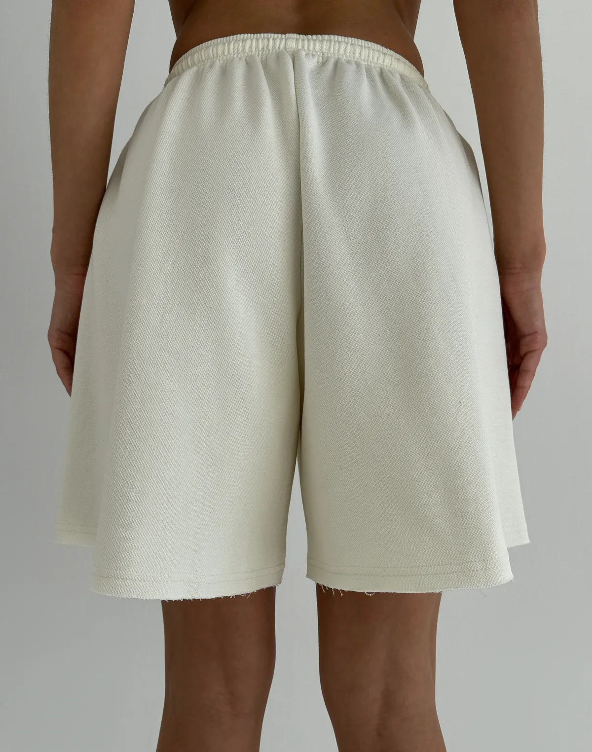 Шорти середньої довжини вільного крою, вершкові - Фото 2