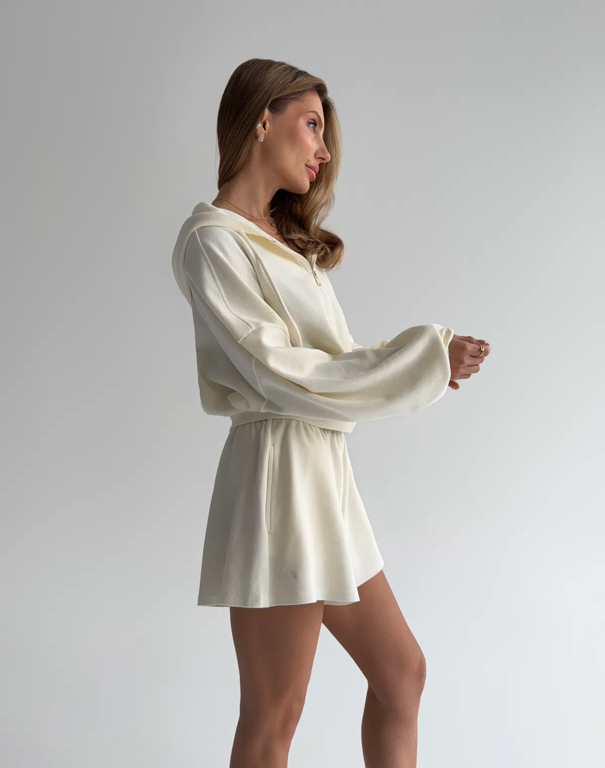 Комплект трикотажний зіпер вкорочений з капюшоном та шорти з необробленим краєм, вершкові - Фото 7