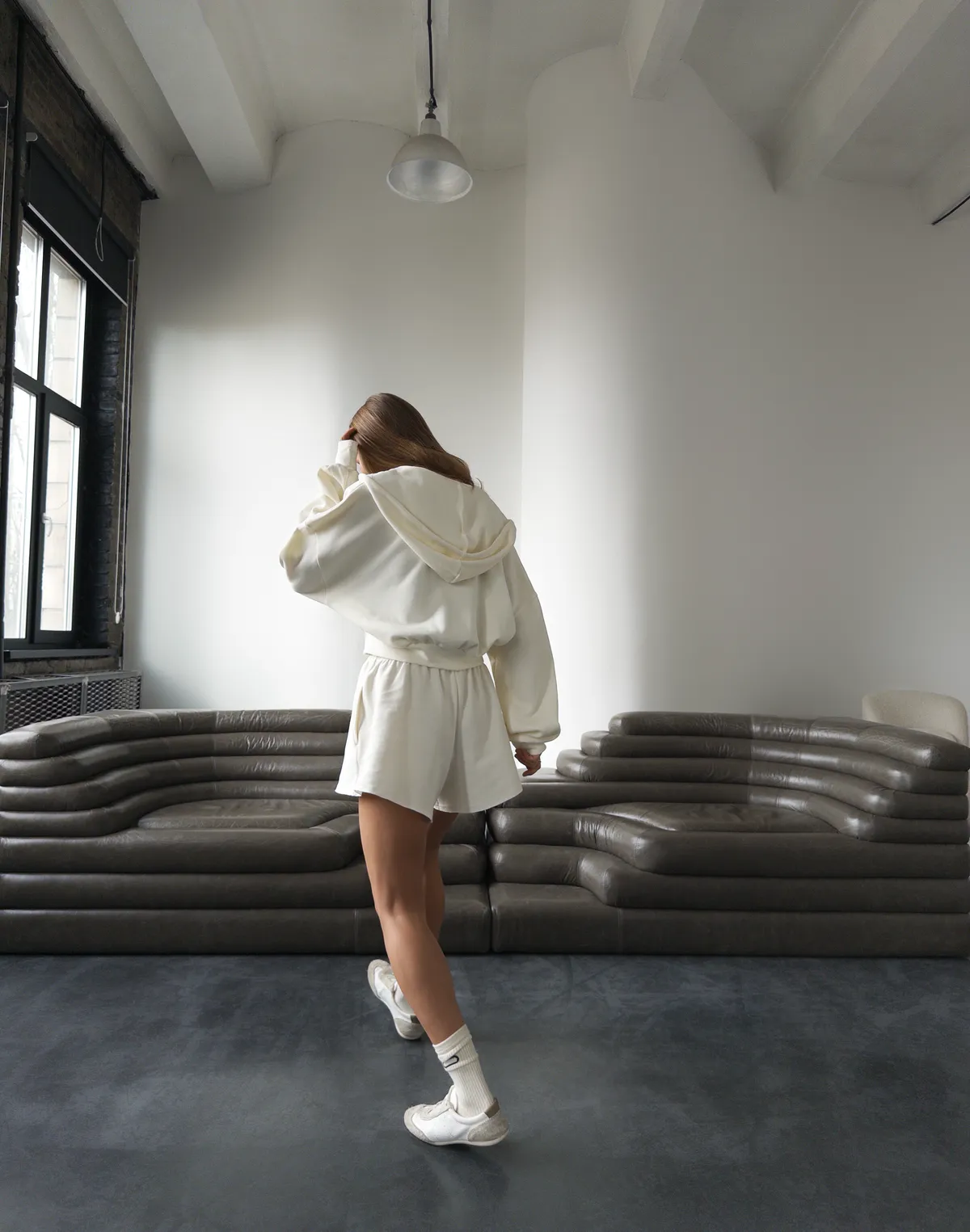 Комплект трикотажний зіпер вкорочений з капюшоном та шорти з необробленим краєм, вершкові - Фото 2