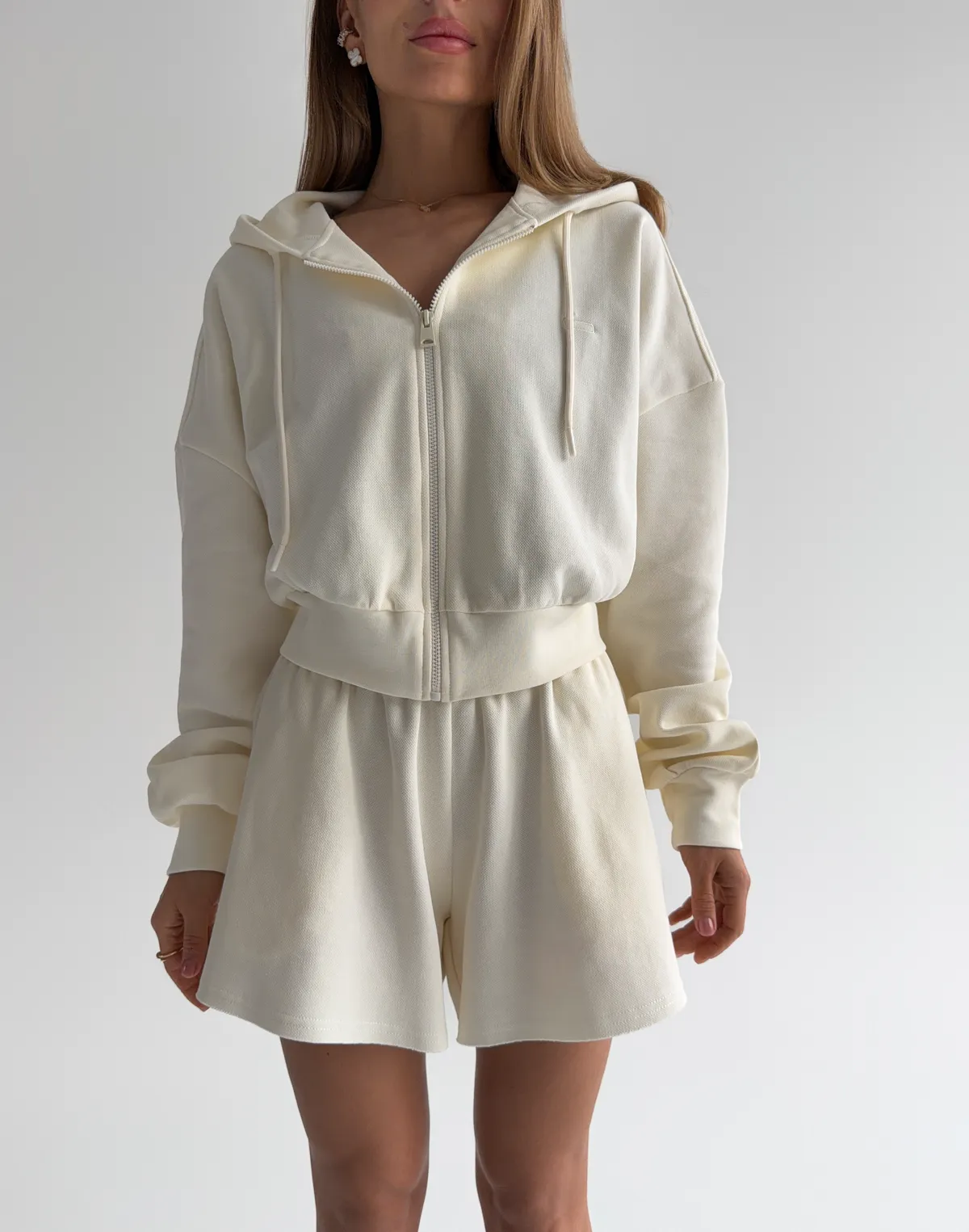 Шорти жіночі з необробленим краєм трикотажні, вершкові - Фото 4