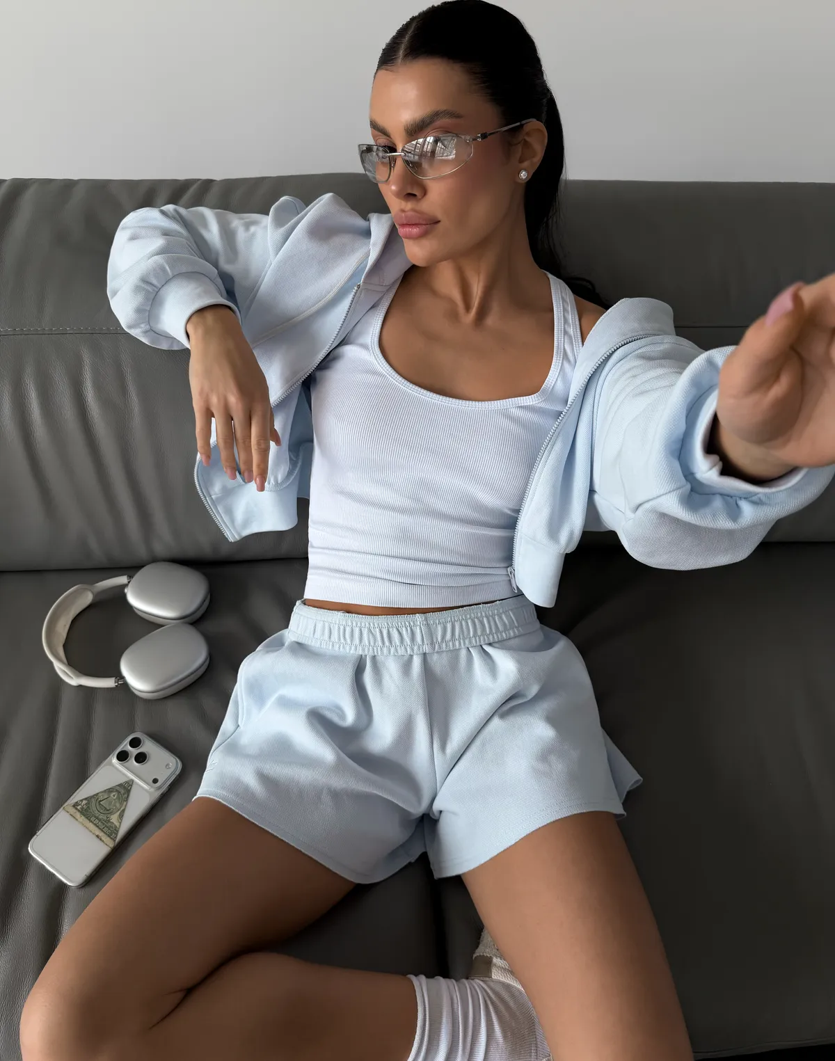 Комплект трикотажний зіпер вкорочений з капюшоном та шорти з необробленим краєм, блакитні - Фото 8