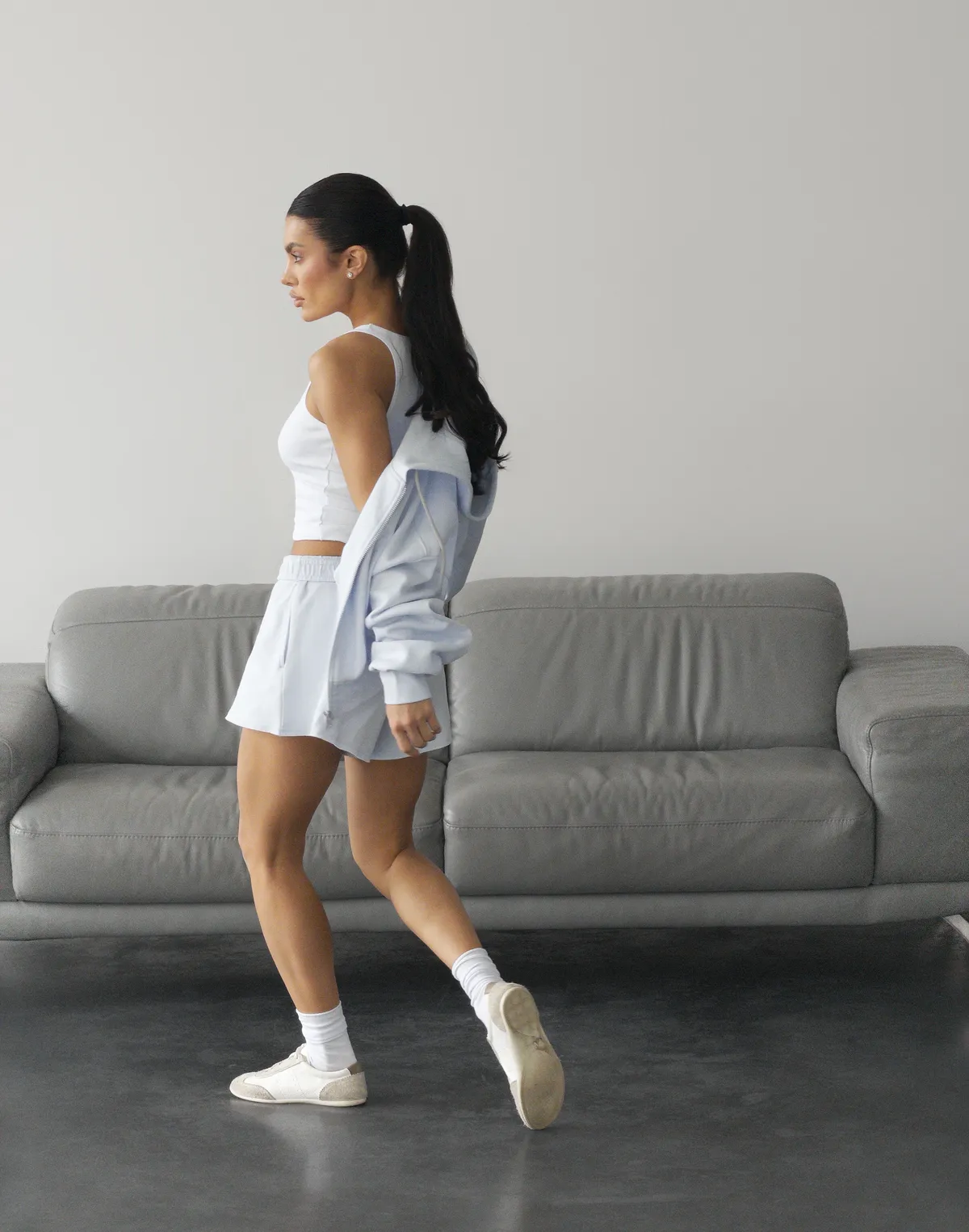 Комплект трикотажний зіпер вкорочений з капюшоном та шорти з необробленим краєм, блакитні - Фото 7