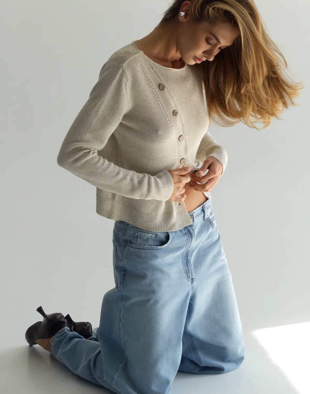 Лонгслів з ґудзиками по діагоналі з льоном у складі, бежевий - Фото 8