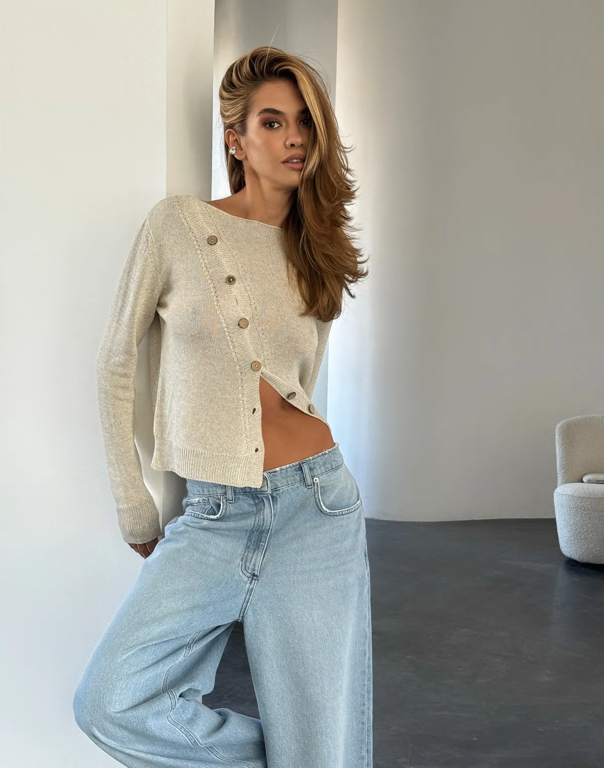 Лонгслів з ґудзиками по діагоналі з льоном у складі, бежевий - Фото 1