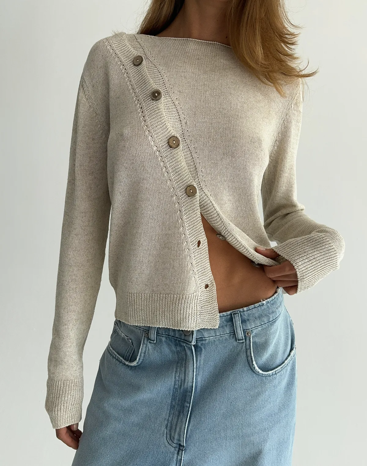 Лонгслів з ґудзиками по діагоналі з льоном у складі, бежевий - Фото 4