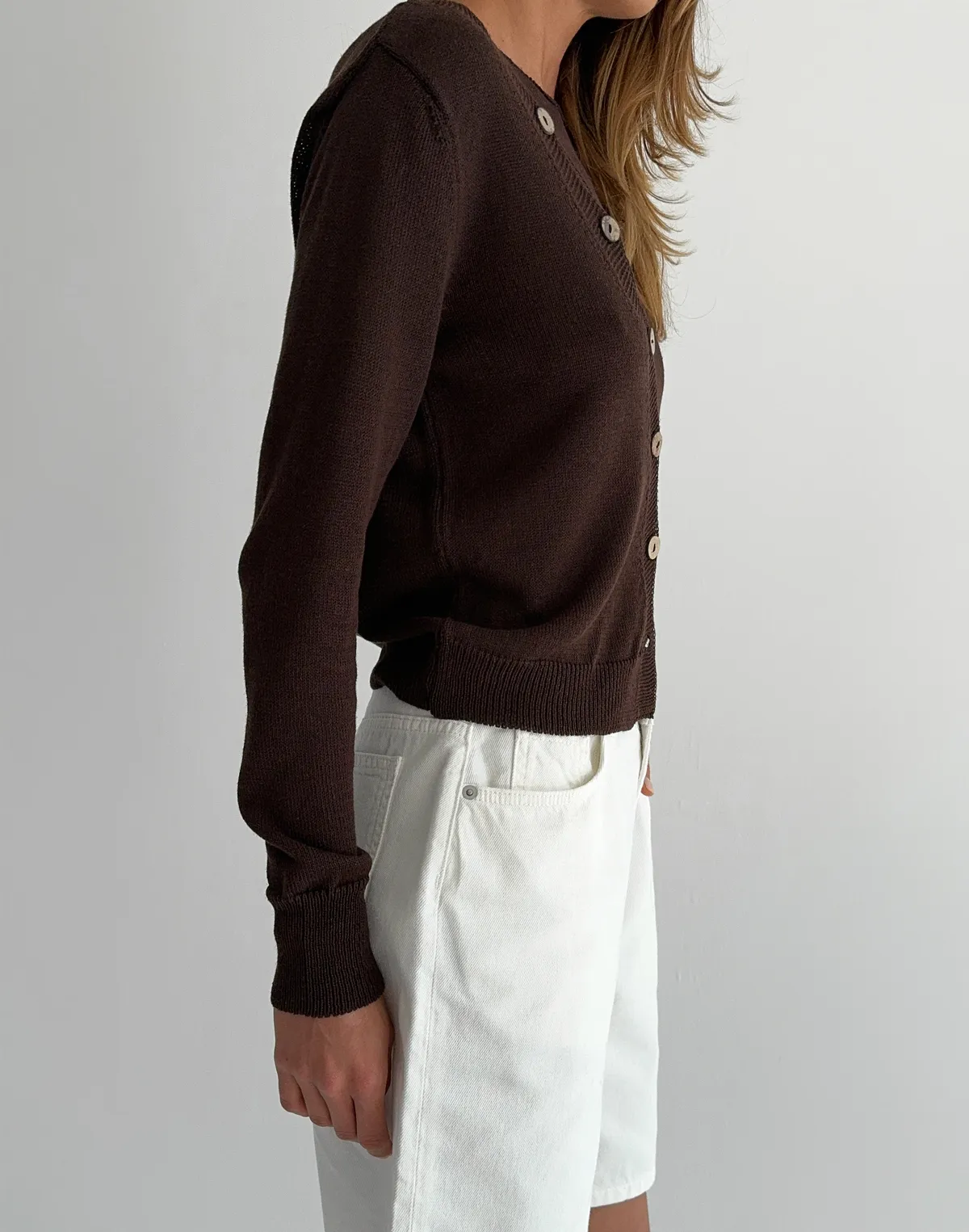 Longsleeve z ukośnymi guzikami i domieszką lnu, czekoladowy - Фото 5