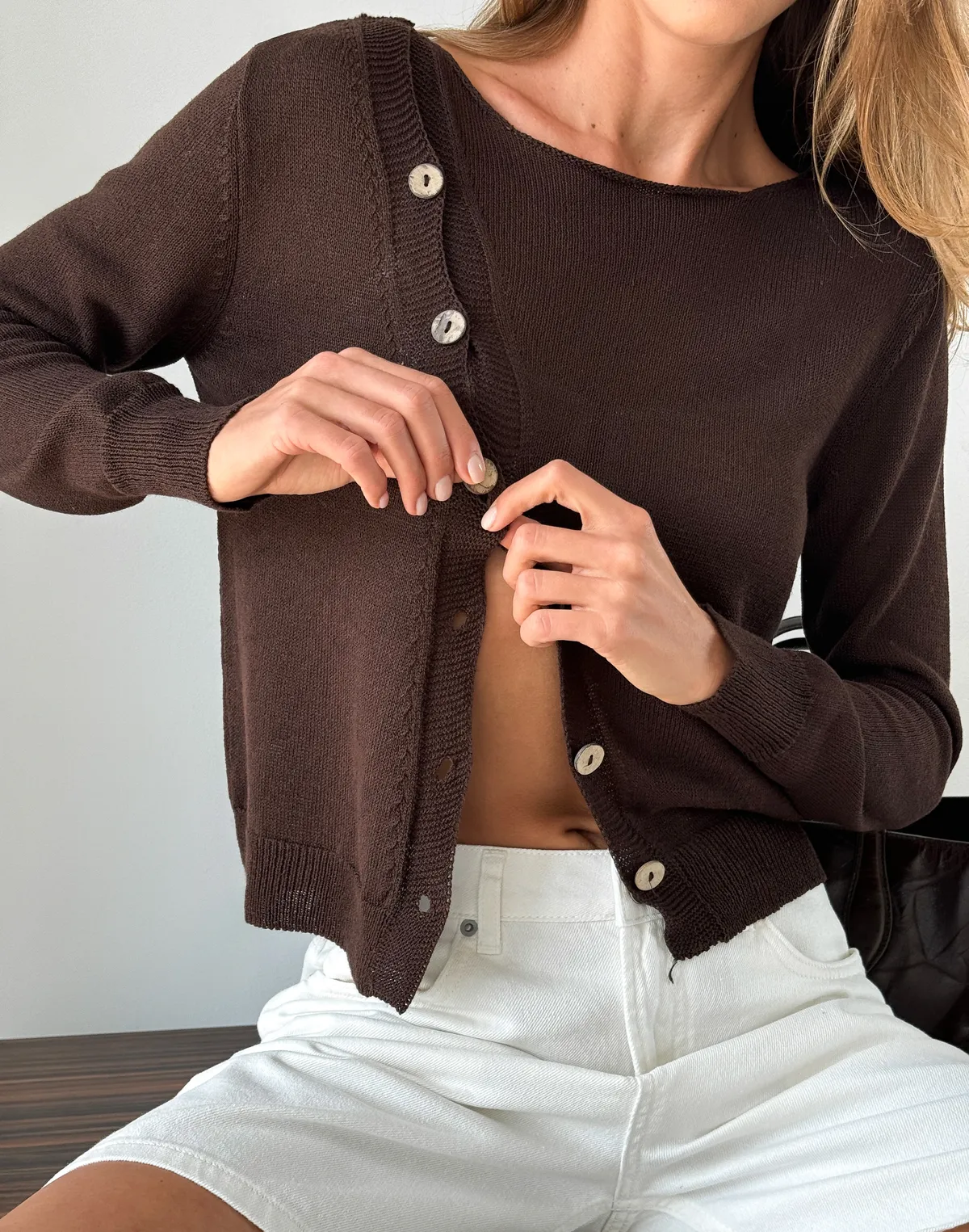Longsleeve z ukośnymi guzikami i domieszką lnu, czekoladowy - Фото 4