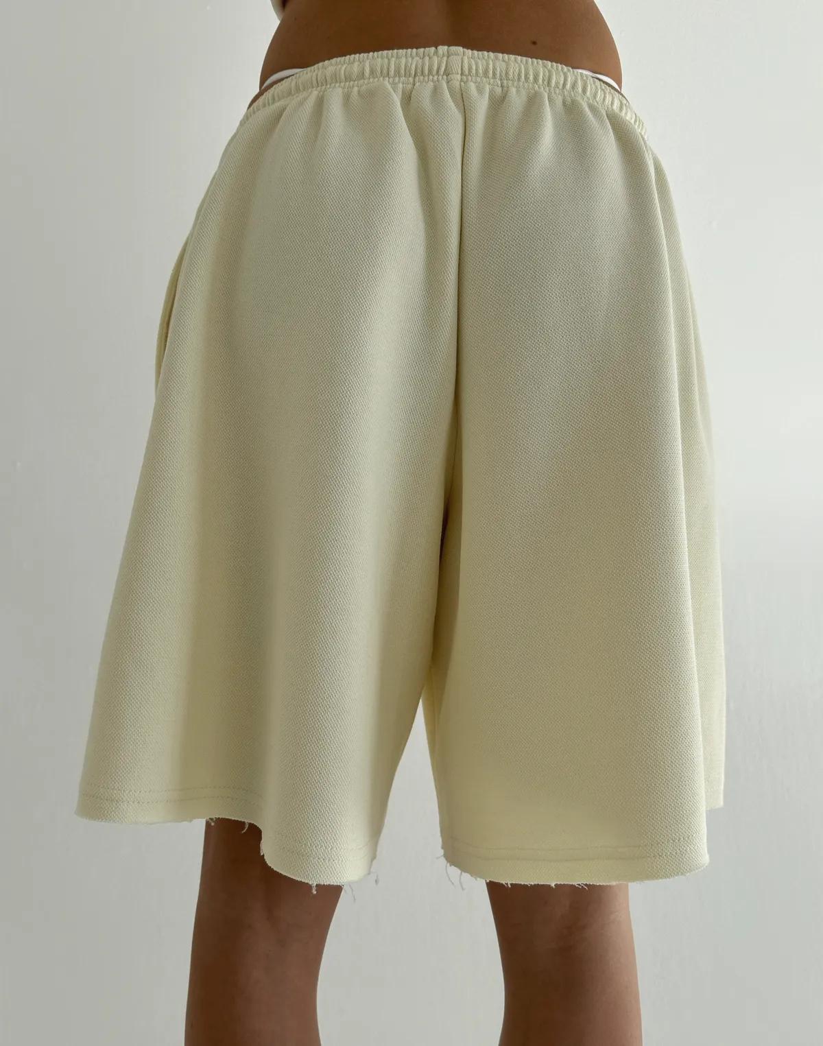 Шорти середньої довжини вільного крою, пастельно-жовті - Фото 2