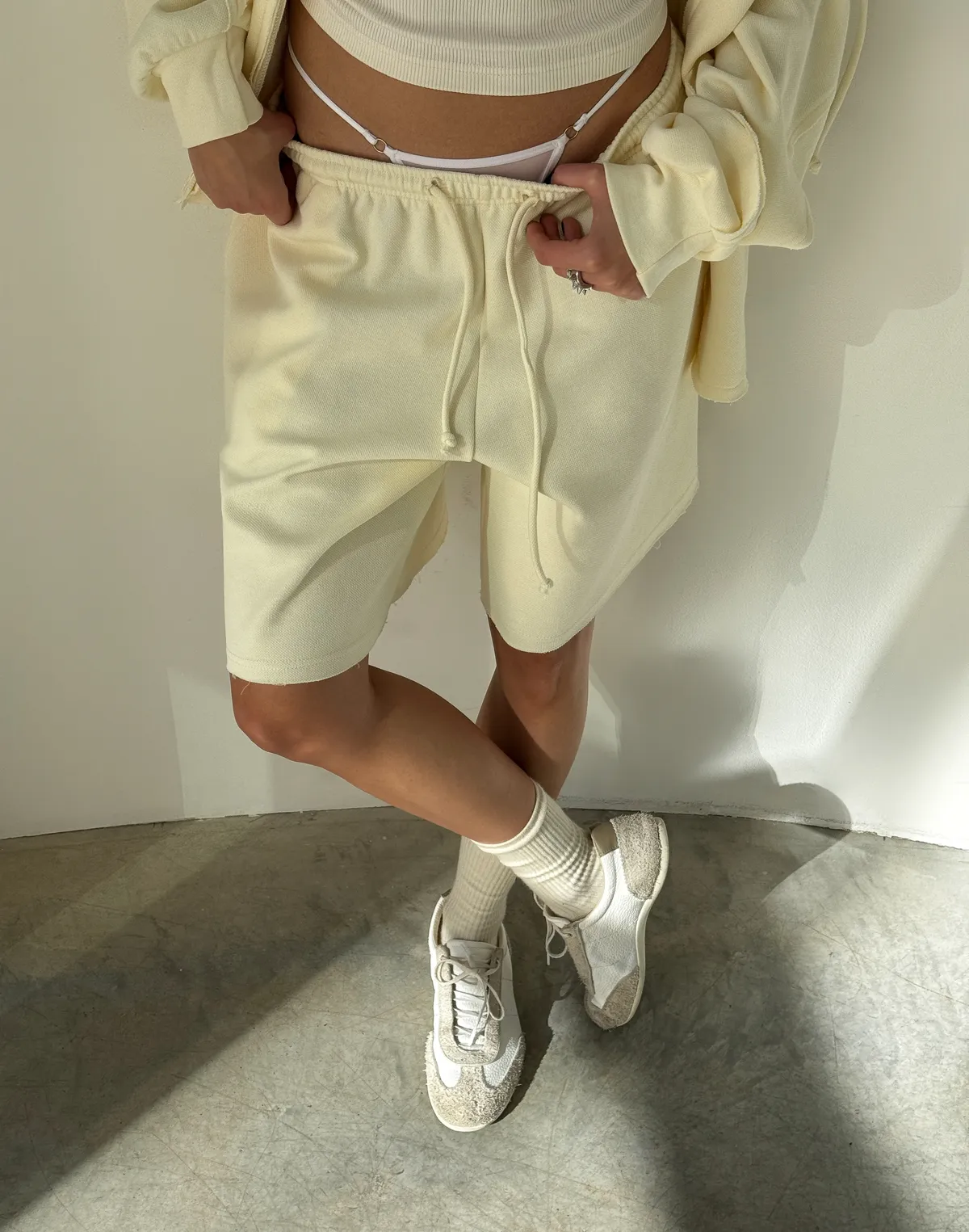 Шорти середньої довжини вільного крою, пастельно-жовті - Фото 1