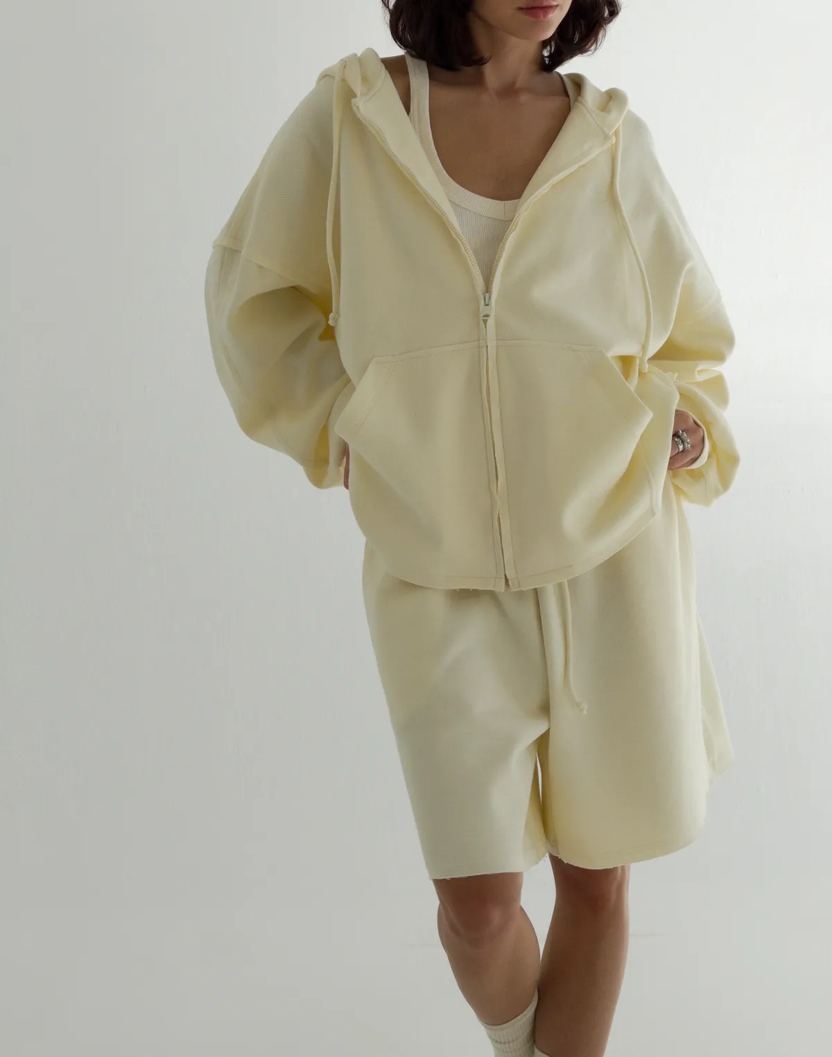 Комплект оверсайз зіпер з декоративними швами та шорти середньої довжини, пастельно-жовті - Фото 8