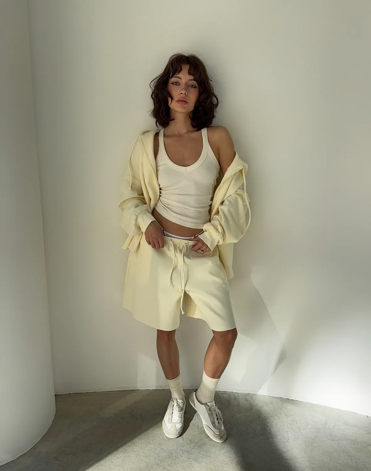 Комплект оверсайз зіпер з декоративними швами та шорти середньої довжини, пастельно-жовті - Фото 6