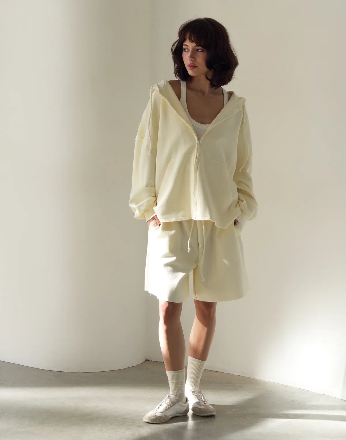 Комплект оверсайз зіпер з декоративними швами та шорти середньої довжини, пастельно-жовті - Фото 4