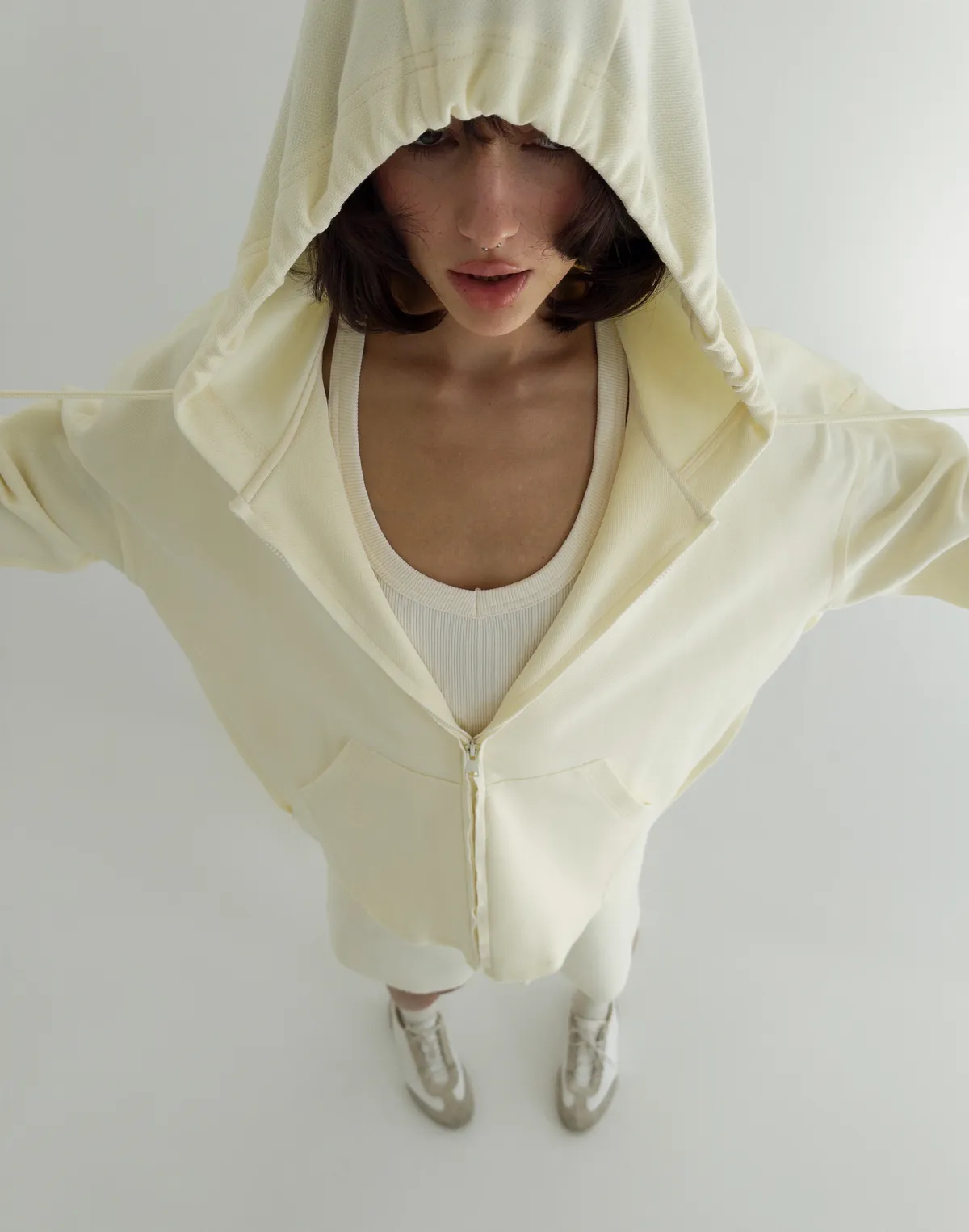 Комплект оверсайз зіпер з декоративними швами та шорти середньої довжини, пастельно-жовті - Фото 3