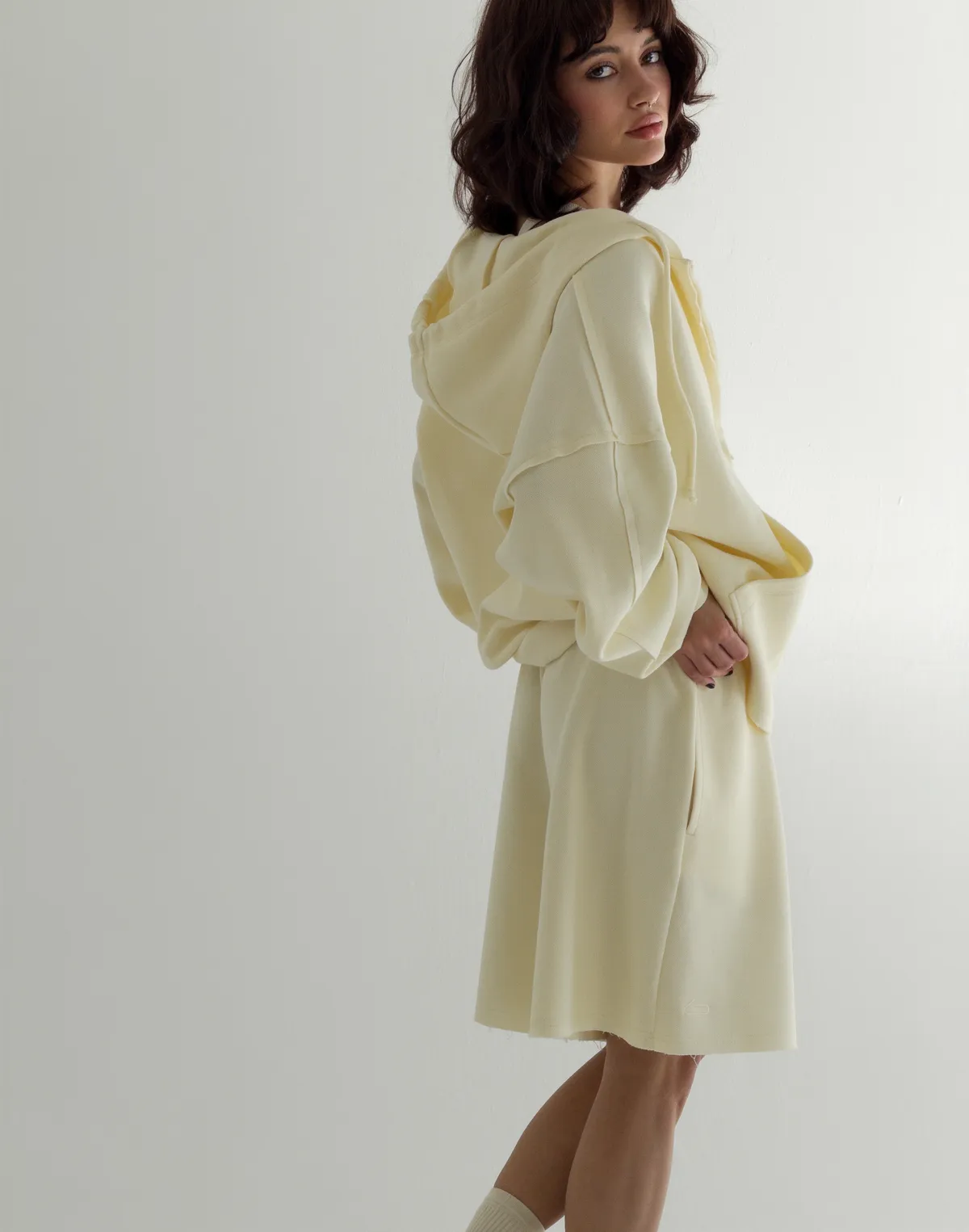 Комплект оверсайз зіпер з декоративними швами та шорти середньої довжини, пастельно-жовті - Фото 2