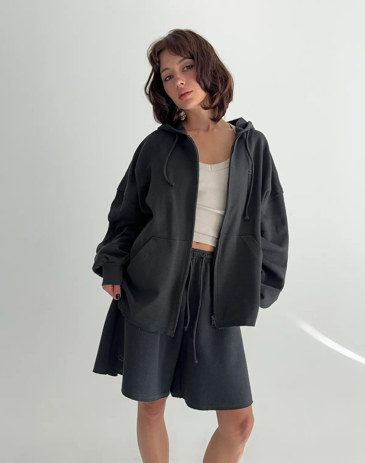 Комплект оверсайз зіпер з декоративними швами та шорти середньої довжини, графітові - Фото 4