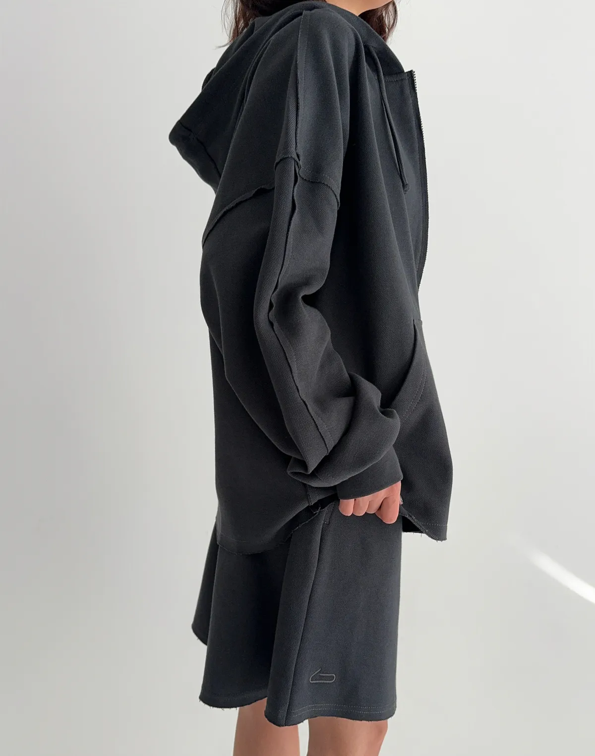 Комплект оверсайз зіпер з декоративними швами та шорти середньої довжини, графітові - Фото 3