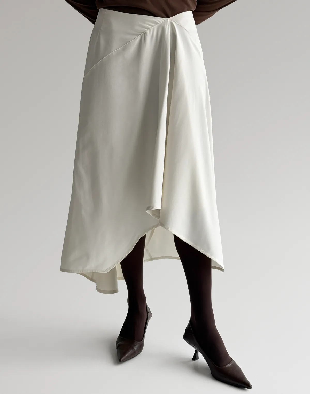 Спідниця міді з асиметричним низом, молочна - Фото 1