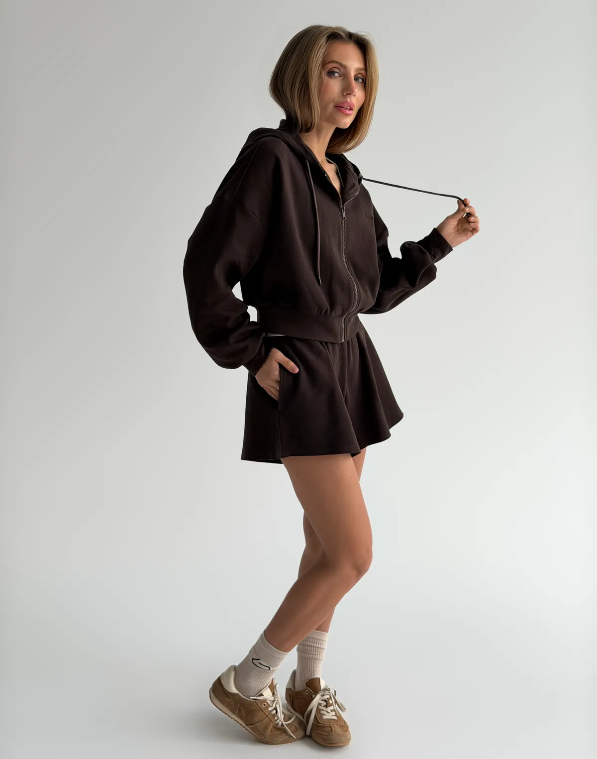 Комплект трикотажний зіпер вкорочений з капюшоном та шорти з необробленим краєм, шоколадні - Фото 8