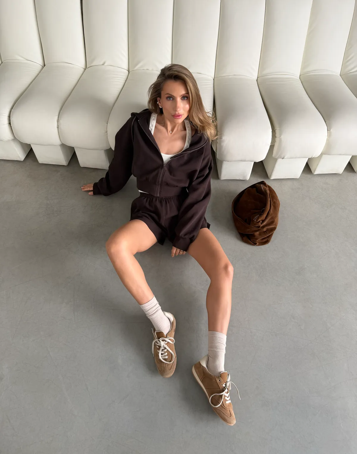 Комплект трикотажний зіпер вкорочений з капюшоном та шорти з необробленим краєм, шоколадні - Фото 3
