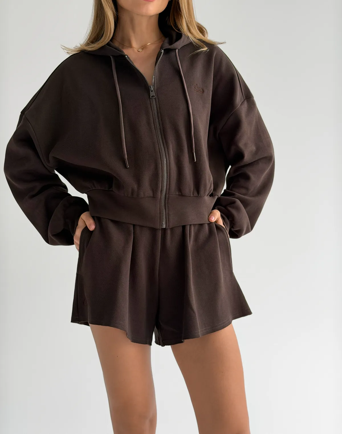 Шорти жіночі з необробленим краєм трикотажні, шоколадні - Фото 4