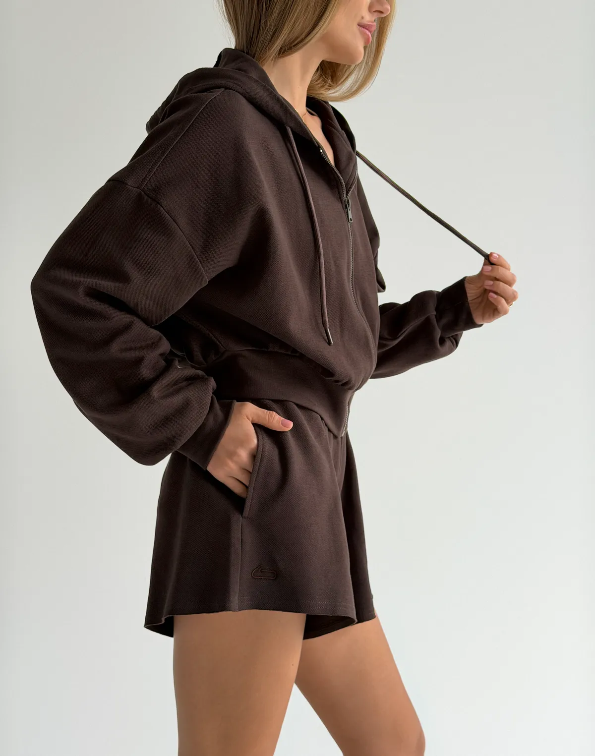 Шорти жіночі з необробленим краєм трикотажні, шоколадні - Фото 3