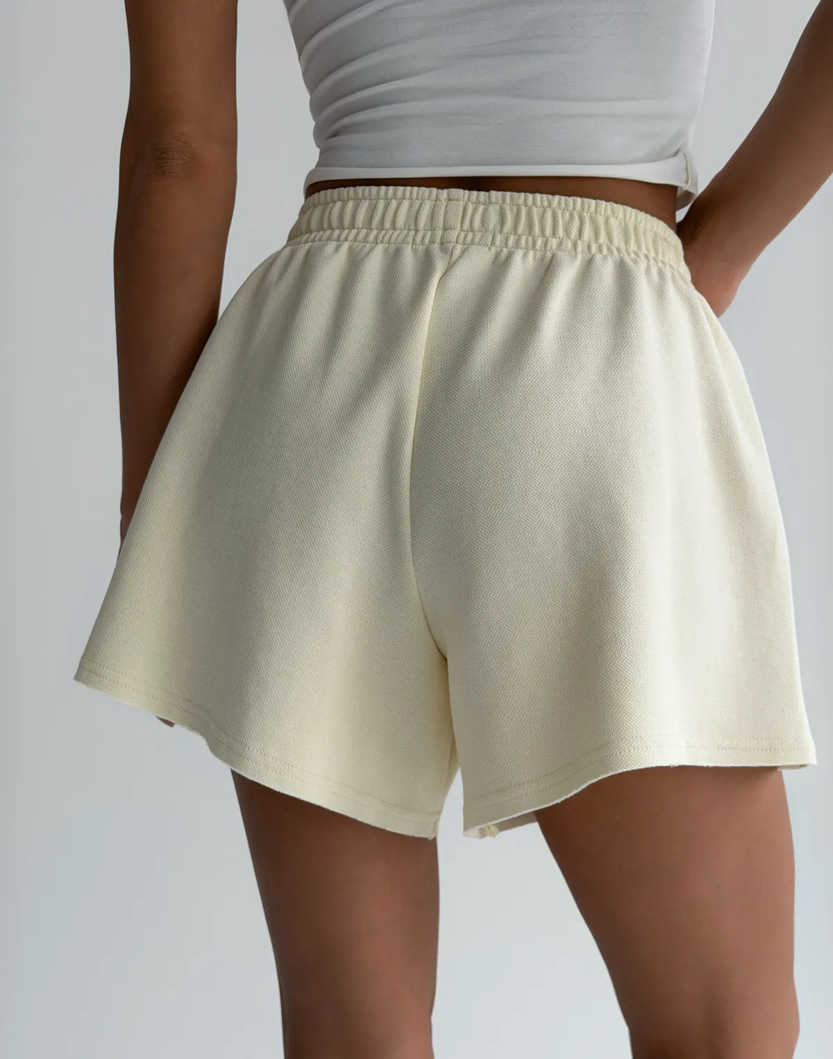 Шорти жіночі з необробленим краєм трикотажні, вершкове масло - Фото 2