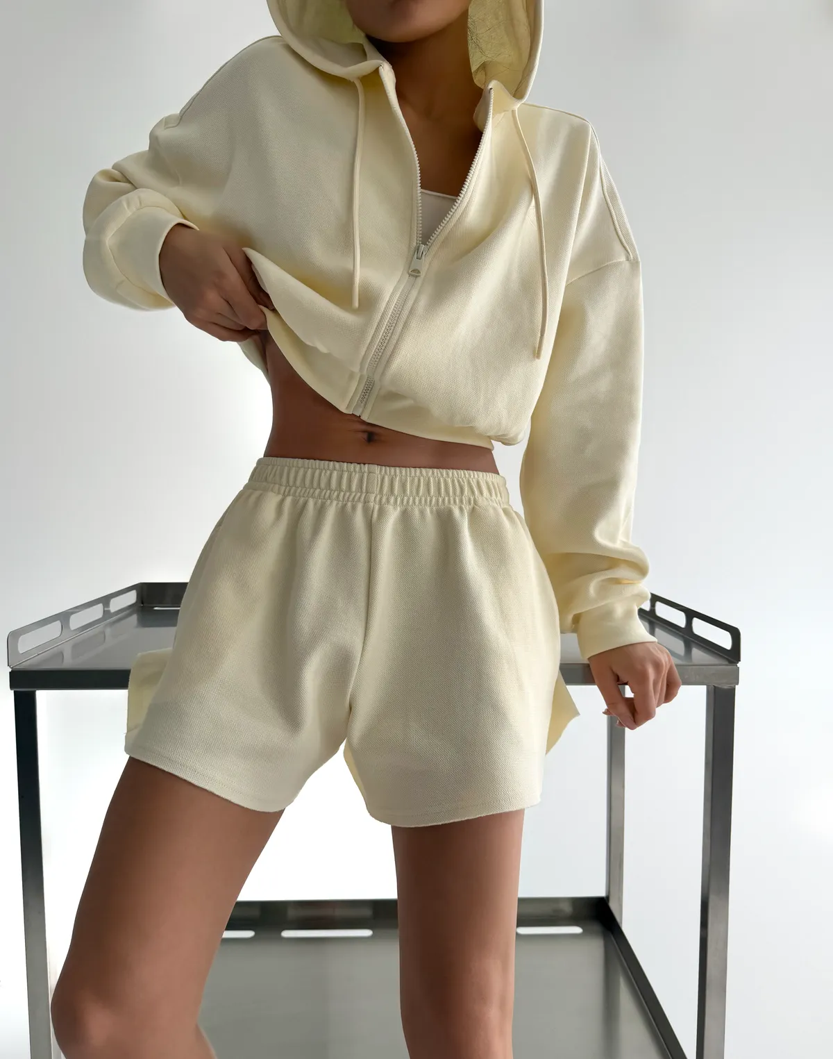 Шорти жіночі з необробленим краєм трикотажні, вершкове масло - Фото 1