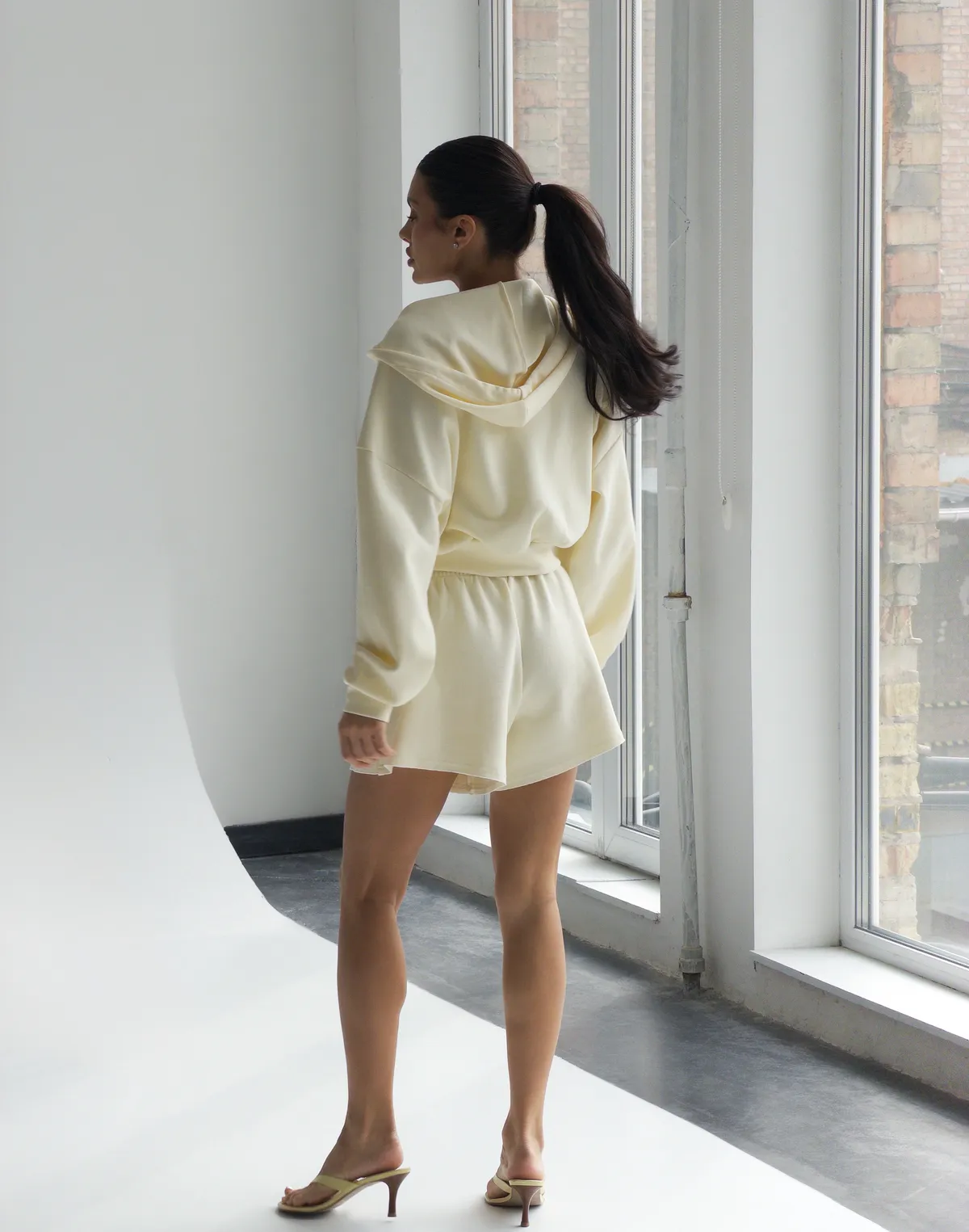 Комплект трикотажний зіпер вкорочений з капюшоном та шорти з необробленим краєм, вершкове масло - Фото 2