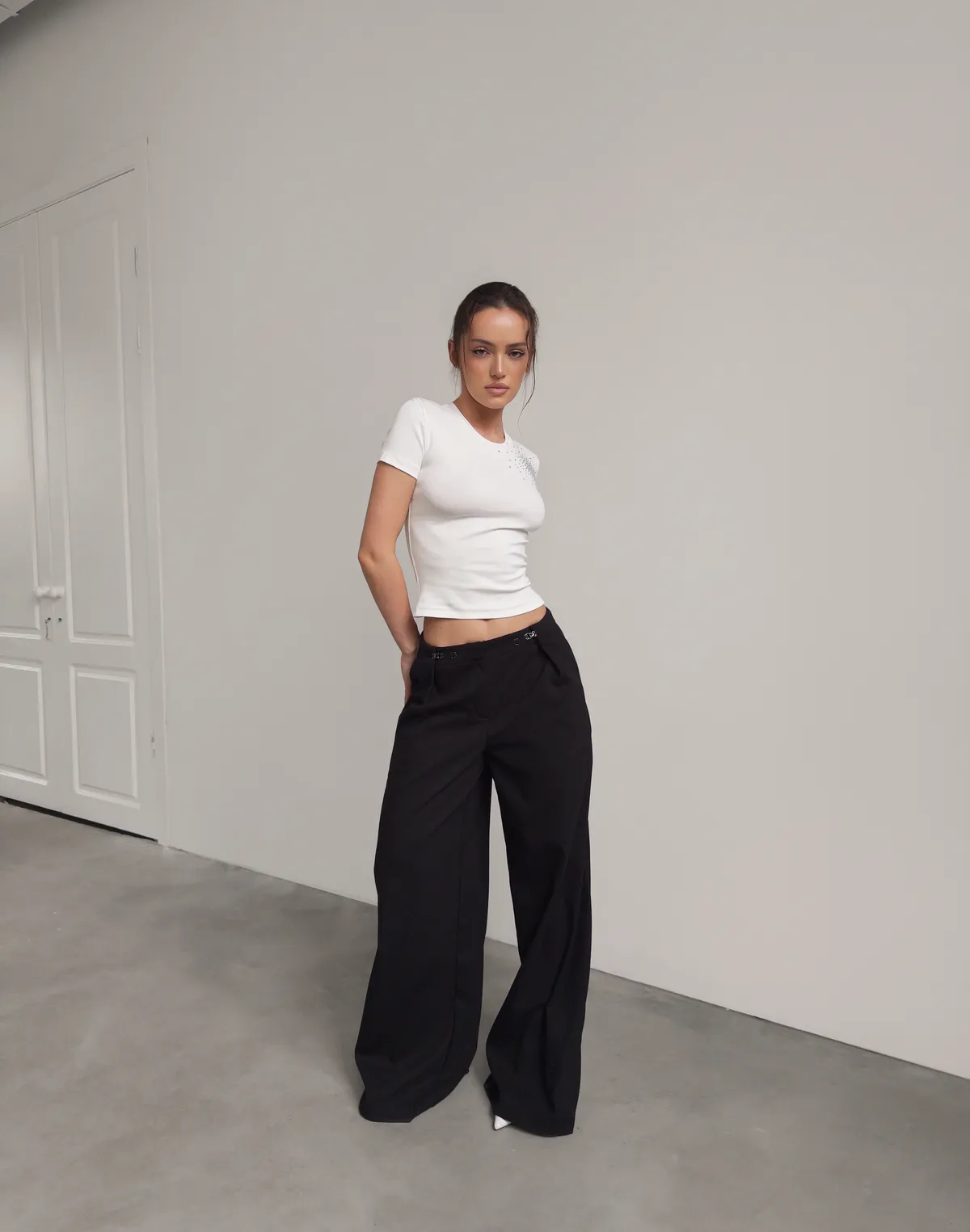 Жіноча футболка по фігурі бавовняна еластична, шампань зі стразами - Фото 1