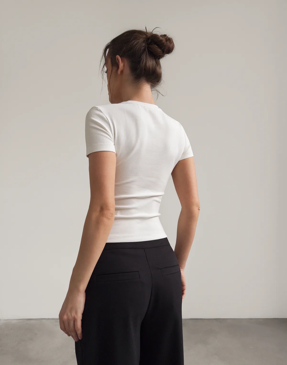 Жіноча футболка по фігурі бавовняна еластична, шампань зі стразами - Фото 2