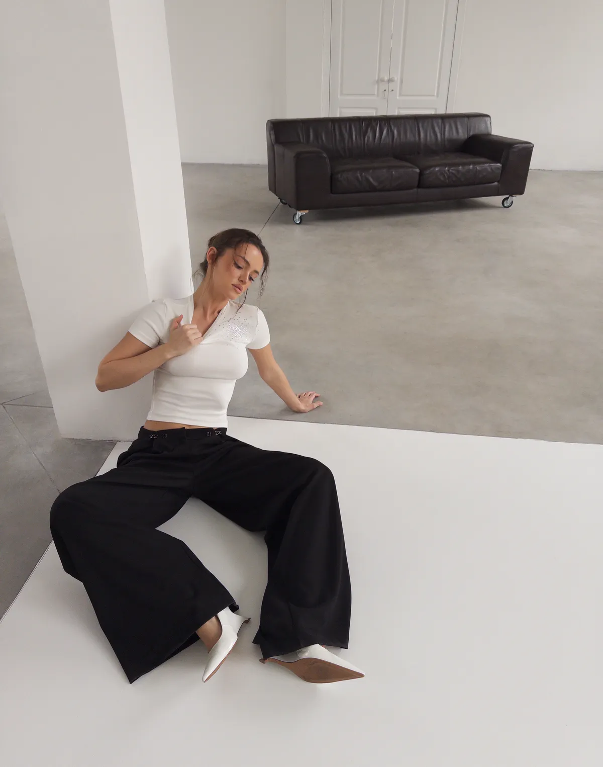 Жіноча футболка по фігурі бавовняна еластична, шампань зі стразами - Фото 5