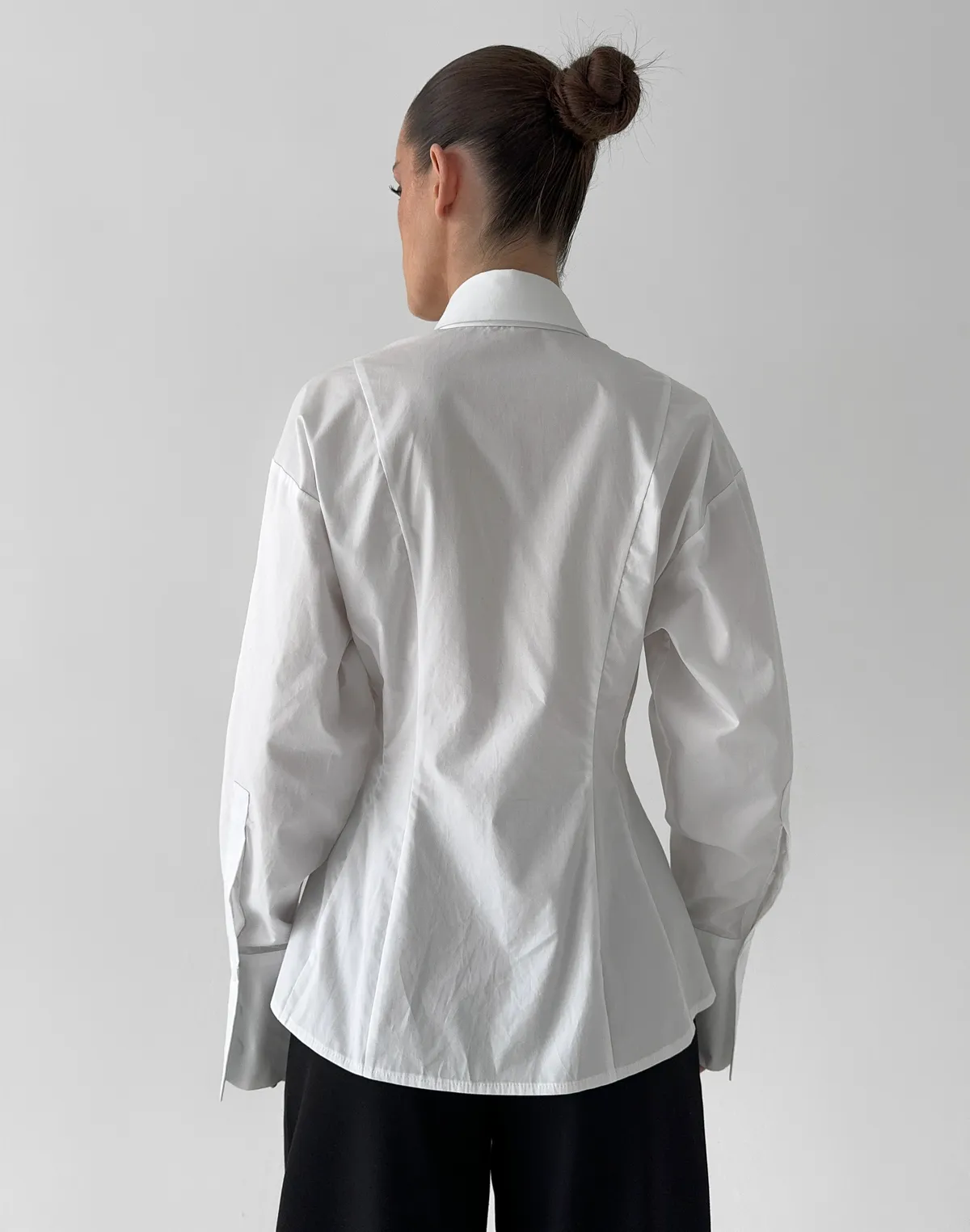 Сорочка базова приталена з виточками, біла - Фото 2