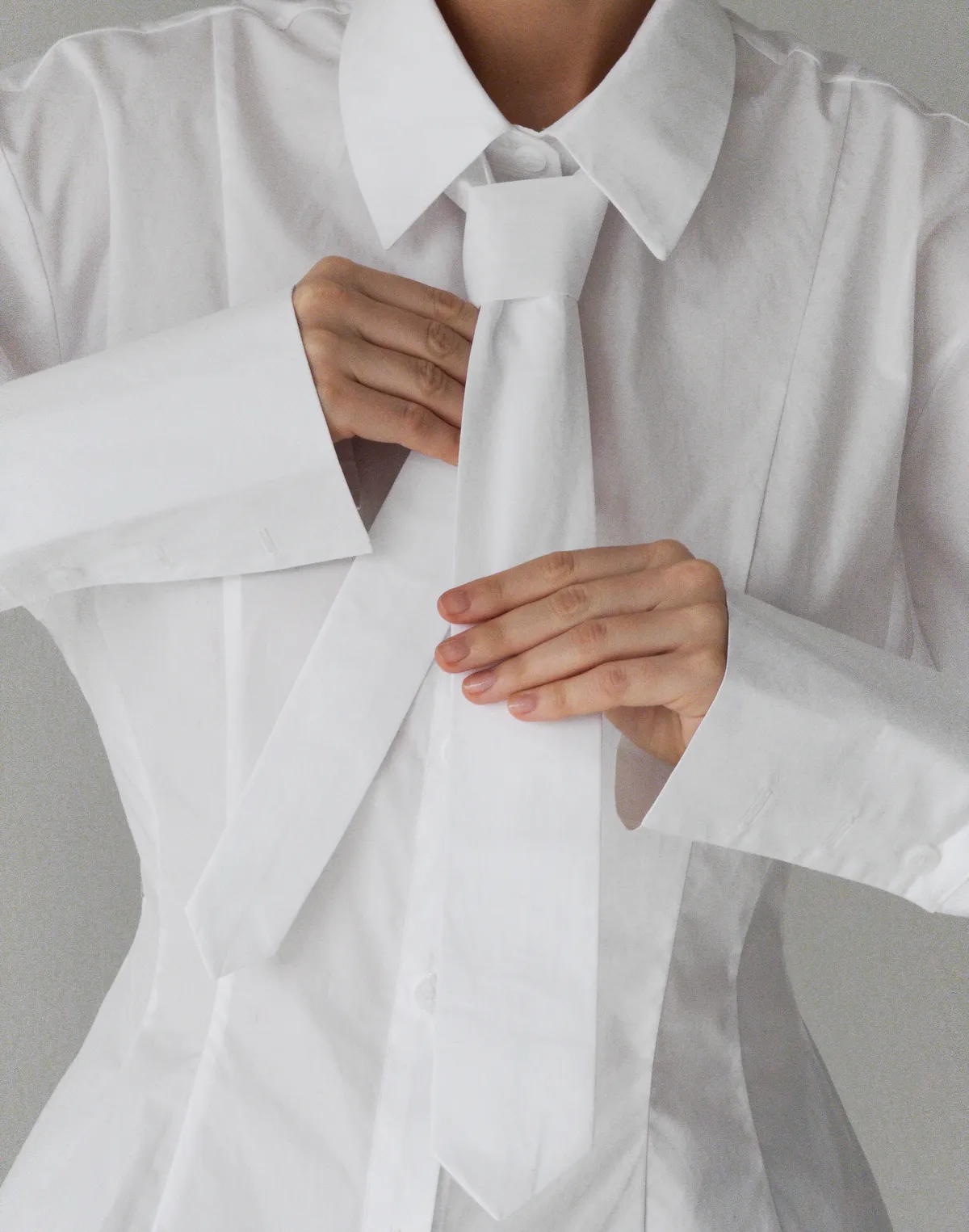 Сорочка базова приталена з виточками, біла - Фото 7