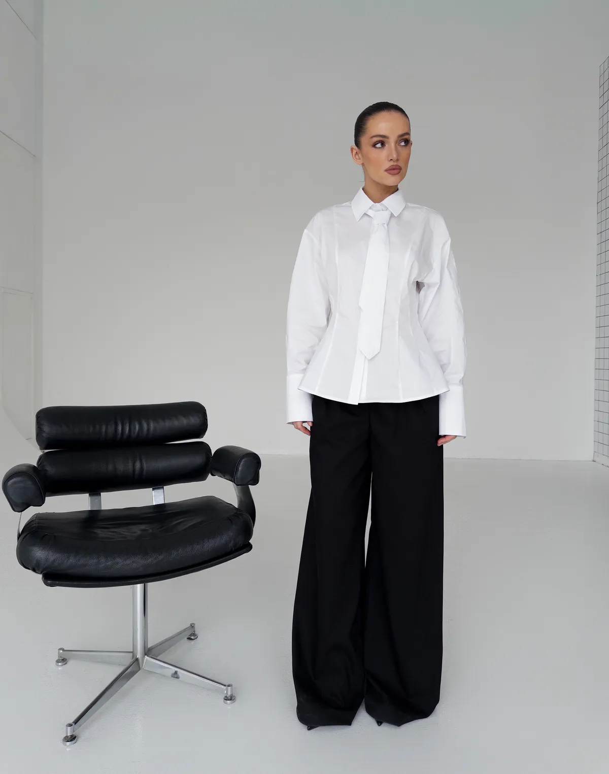 Сорочка базова приталена з виточками, біла - Фото 1