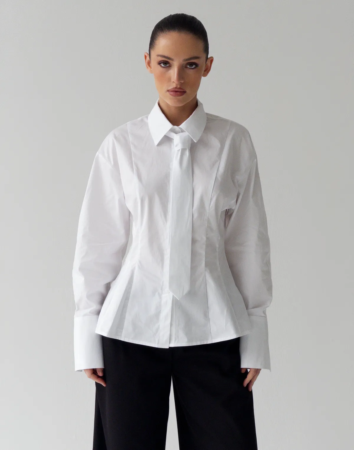 Сорочка базова приталена з виточками, біла - Фото 4