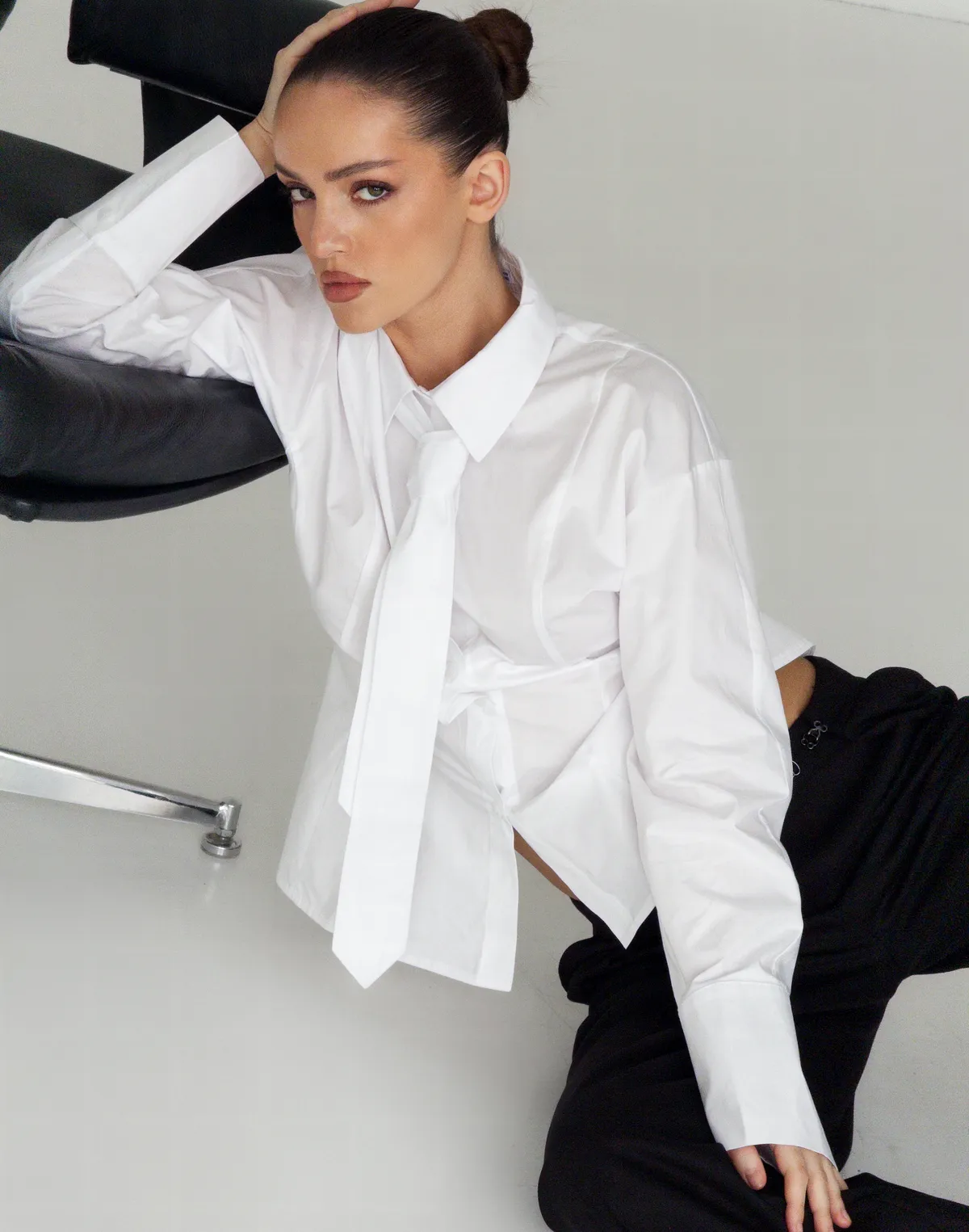 Сорочка базова приталена з виточками, біла - Фото 3