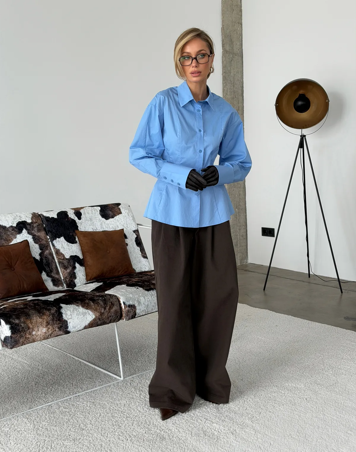 Сорочка базова приталена з виточками, блакитна - Фото 8