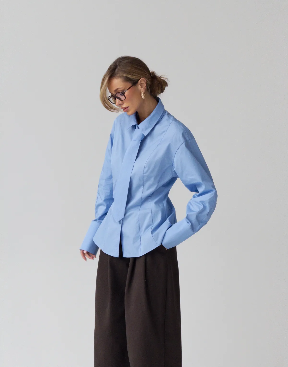 Сорочка базова приталена з виточками, блакитна - Фото 7