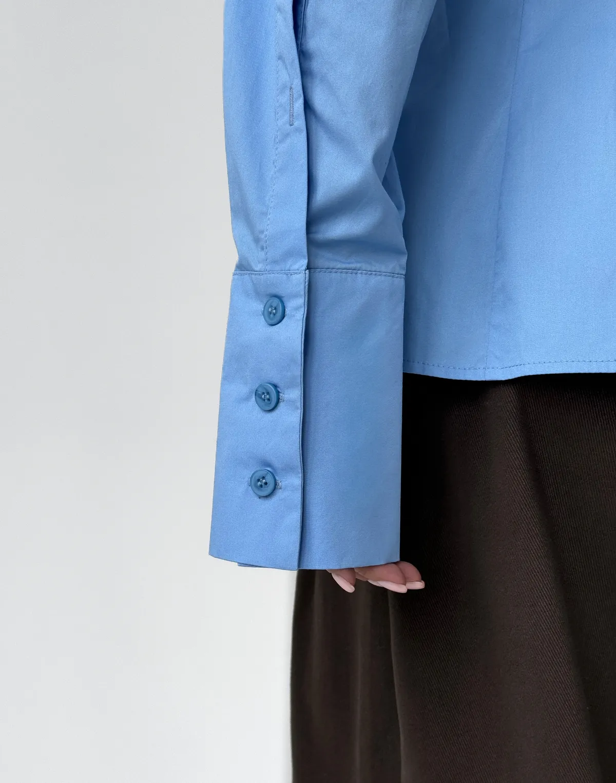 Сорочка базова приталена з виточками, блакитна - Фото 6