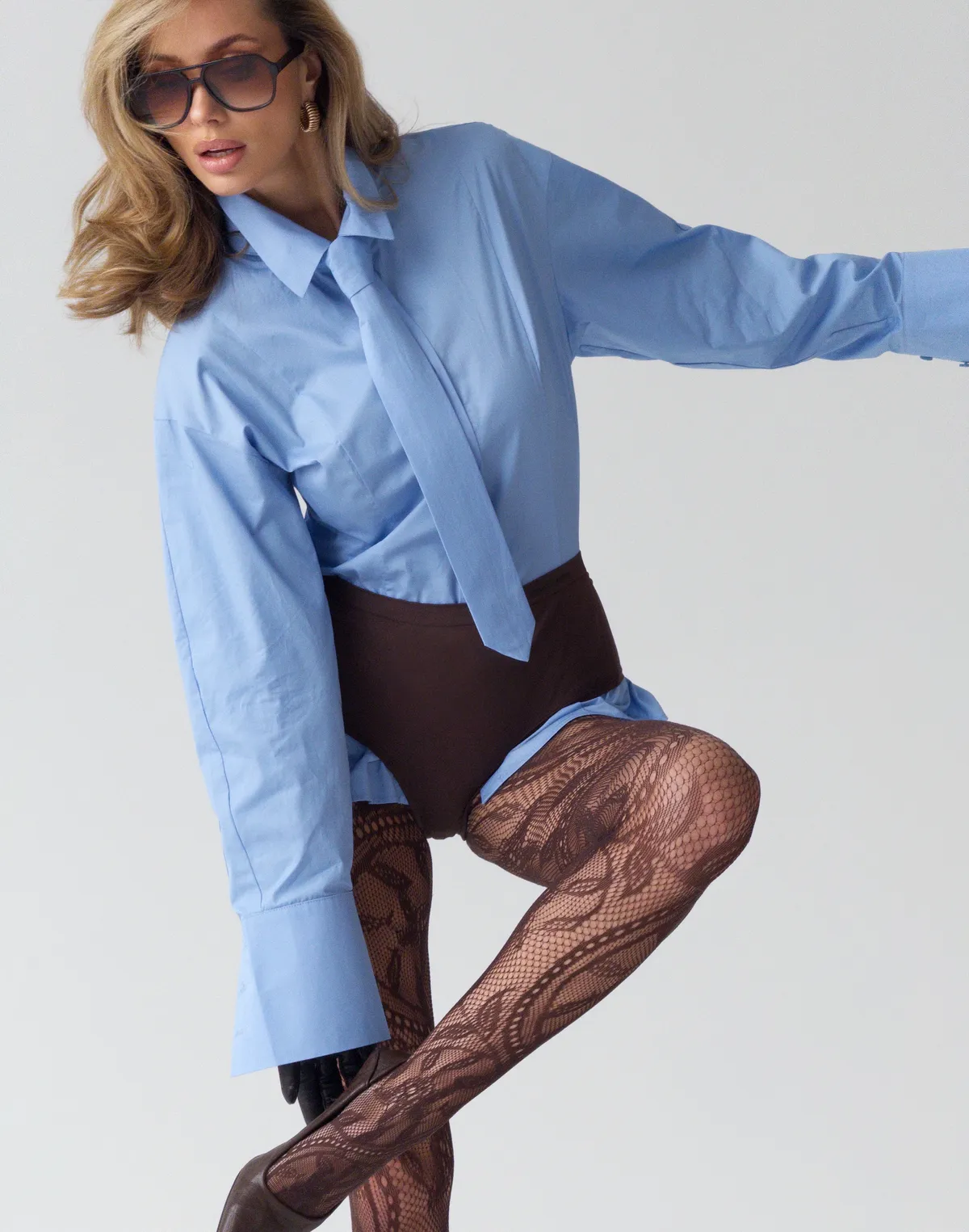 Сорочка базова приталена з виточками, блакитна - Фото 5