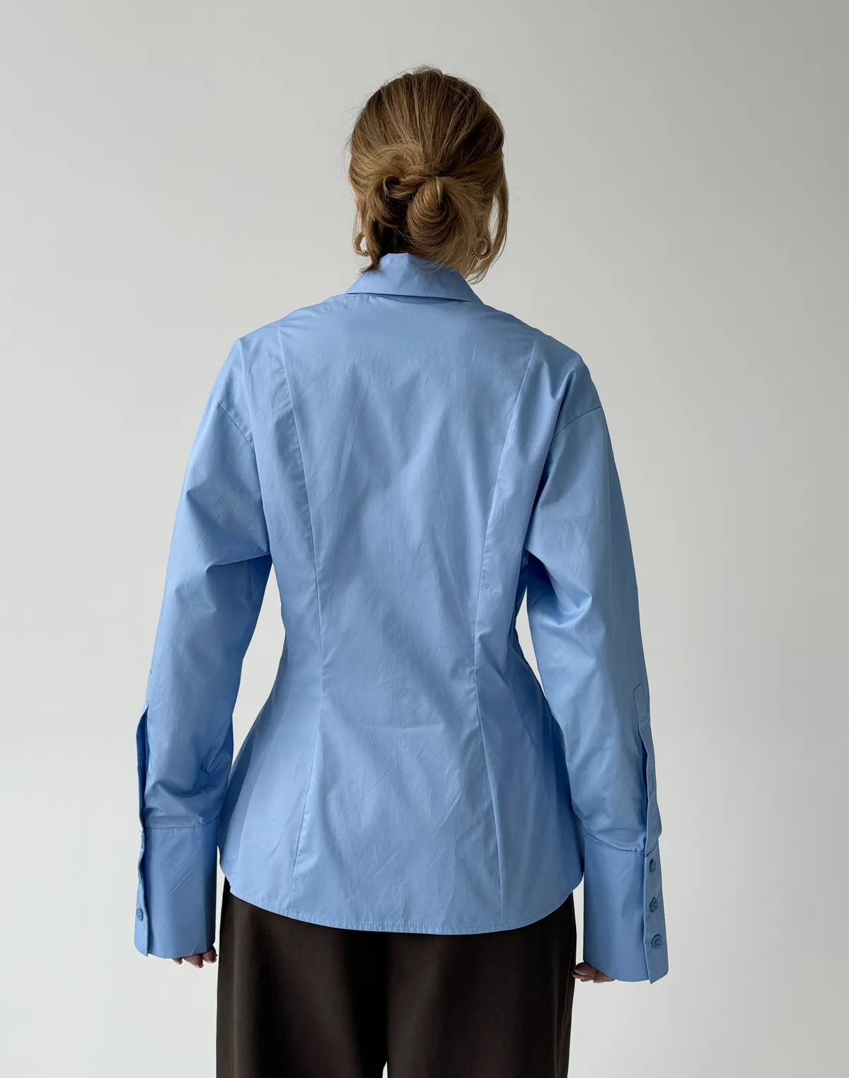 Сорочка базова приталена з виточками, блакитна - Фото 2