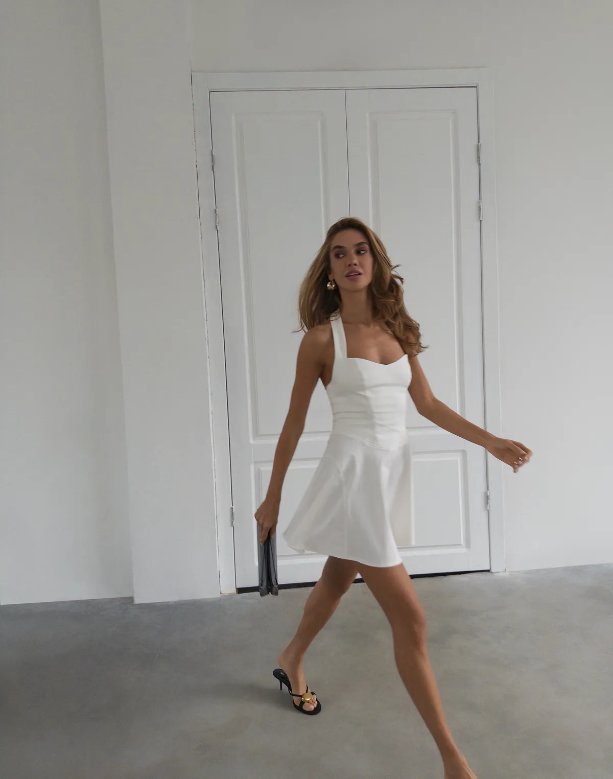 Сукня міні з ефектом моделювання фігури, молочна - Фото 3