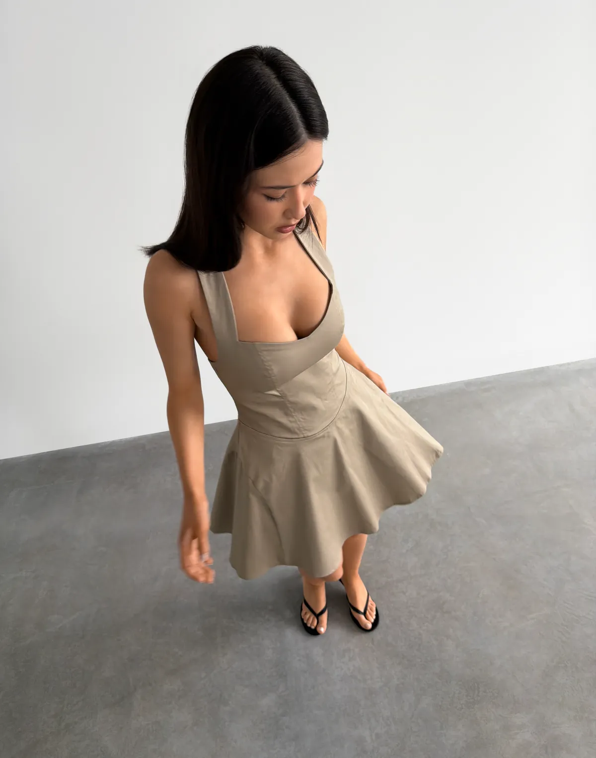 Сукня міні з ефектом моделювання фігури, бежева - Фото 6