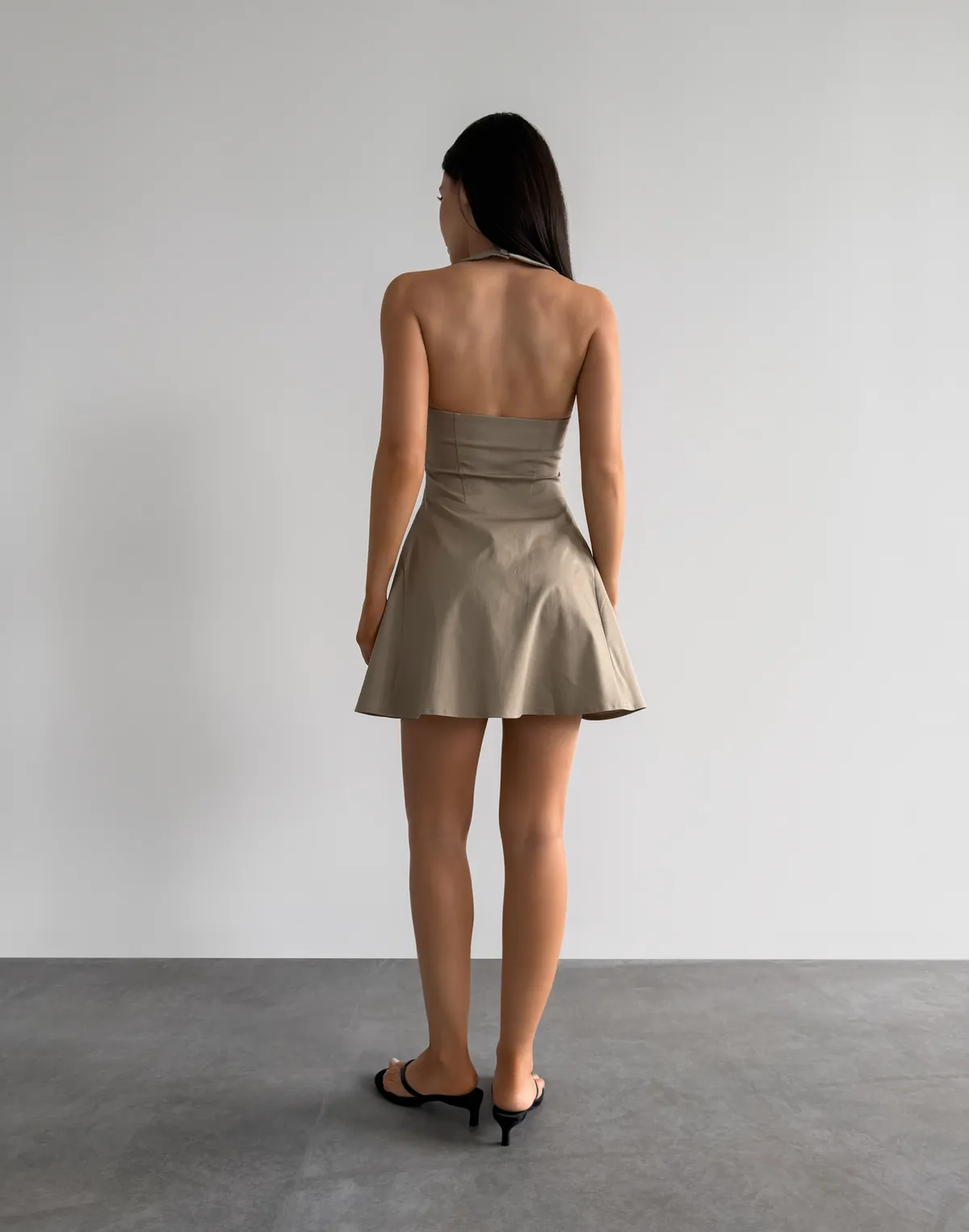 Сукня міні з ефектом моделювання фігури, бежева - Фото 2