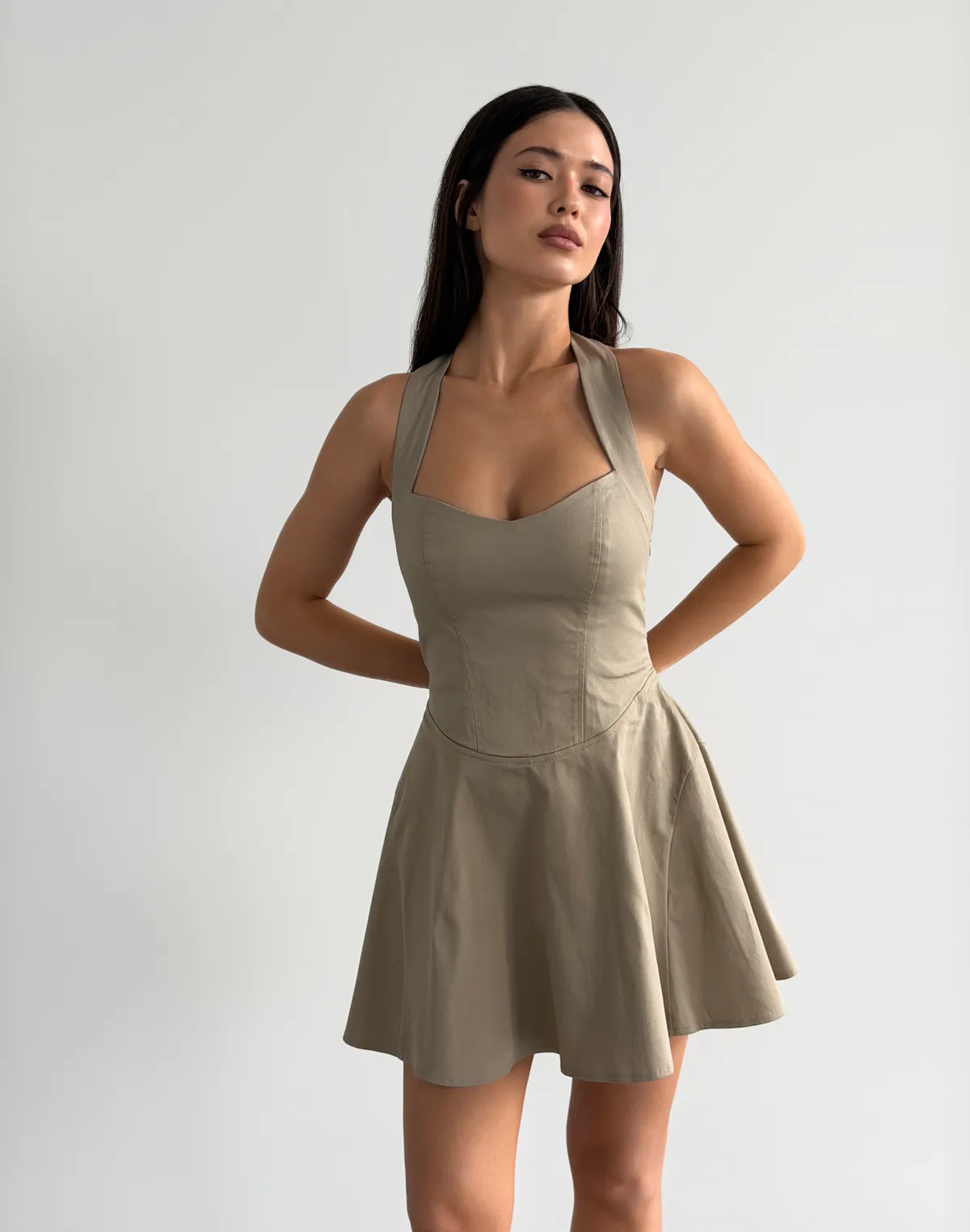 Сукня міні з ефектом моделювання фігури, бежева - Фото 4