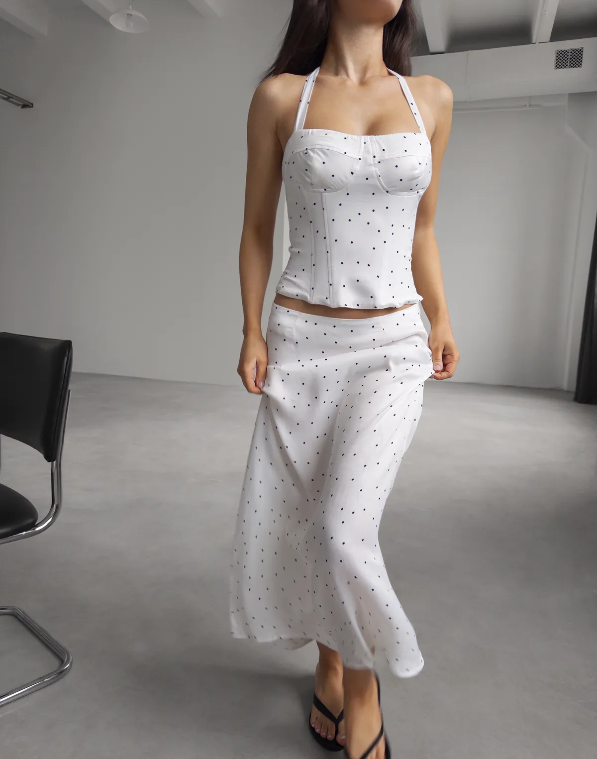 Комплект топ на зав'язці та спідниця максі, білі в хаотичний горошок - Фото 1