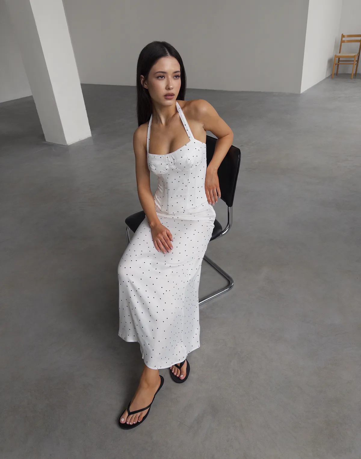 Комплект топ на зав'язці та спідниця максі, білі в хаотичний горошок - Фото 7