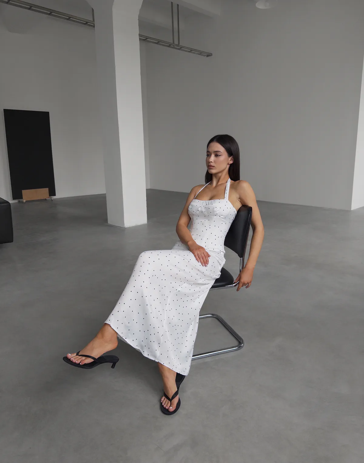 Комплект топ на зав'язці та спідниця максі, білі в хаотичний горошок - Фото 6