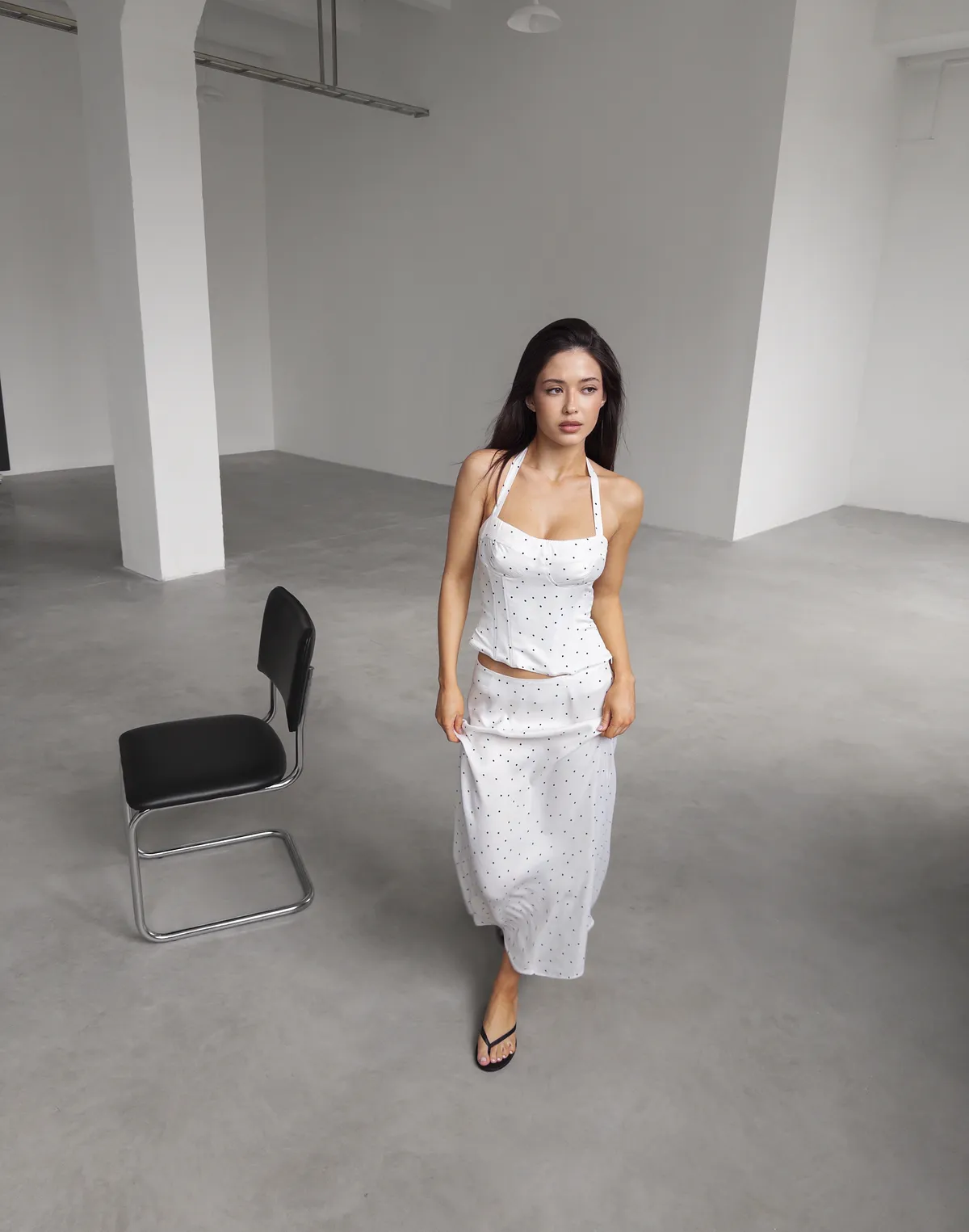 Комплект топ на зав'язці та спідниця максі, білі в хаотичний горошок - Фото 5